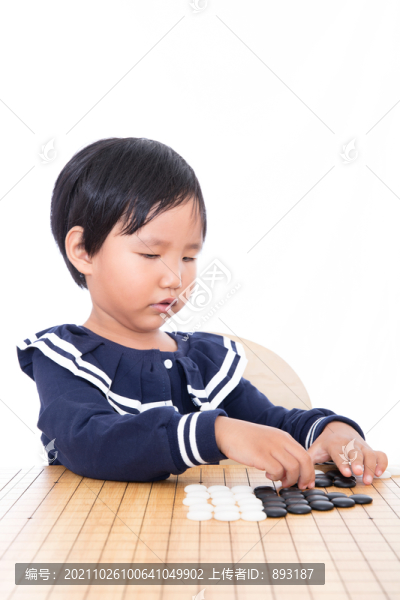 圍棋老師在輔導(dǎo)孩子如何下圍棋
