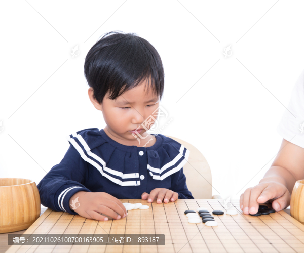 圍棋老師在輔導(dǎo)孩子如何下圍棋