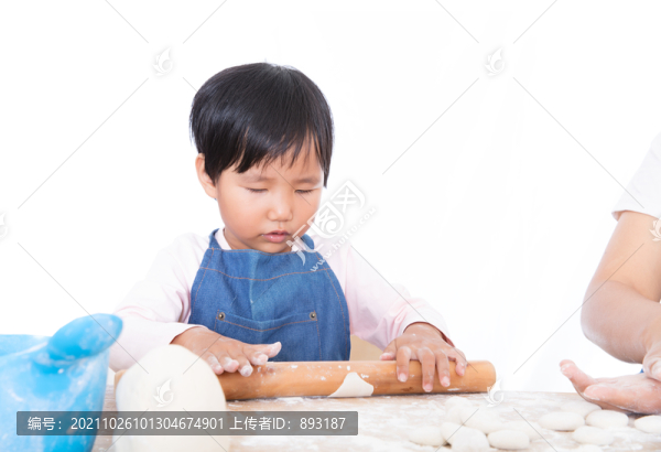 中國小女孩在廚房里學習包餃子