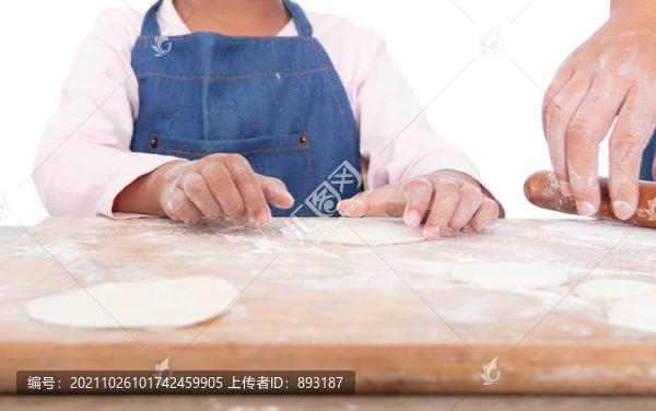 中國小女孩在學(xué)習(xí)包餃子