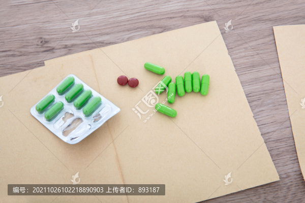 桌子上的草紙里打開(kāi)的西藥藥品