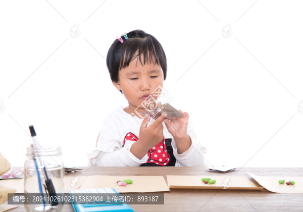扮演醫(yī)藥師的小女孩在模擬配藥