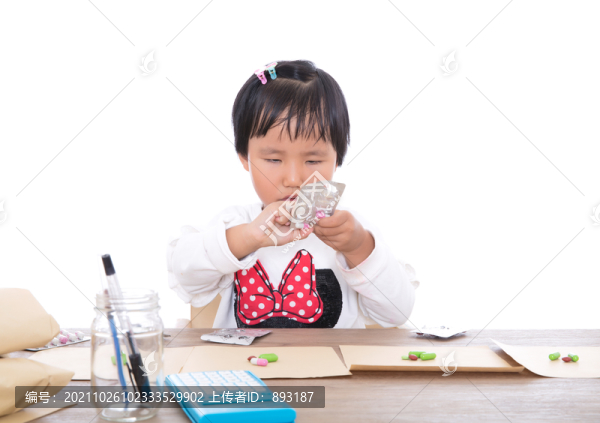 扮演醫(yī)藥師的小女孩在模擬配藥