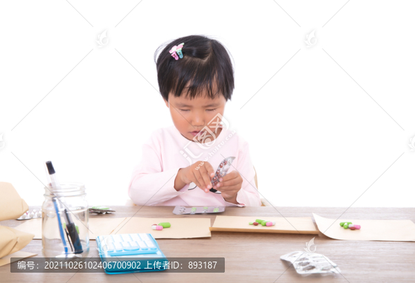 扮演醫(yī)藥師的小女孩在模擬配藥