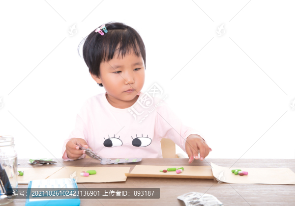 扮演醫(yī)藥師的小女孩在模擬配藥