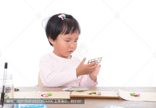 扮演醫(yī)藥師的小女孩在模擬配藥