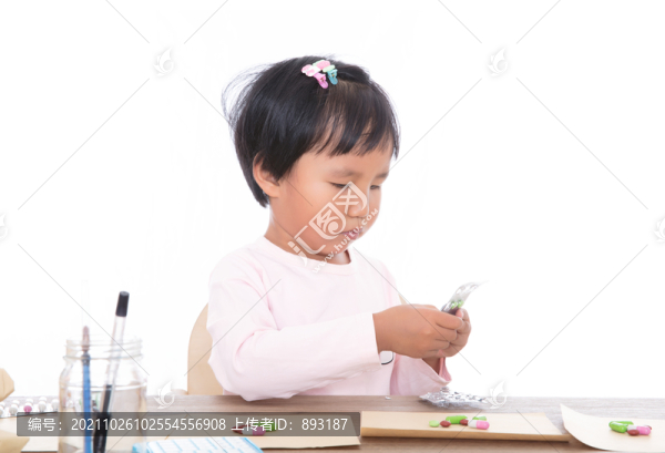 扮演醫(yī)藥師的小女孩在模擬配藥