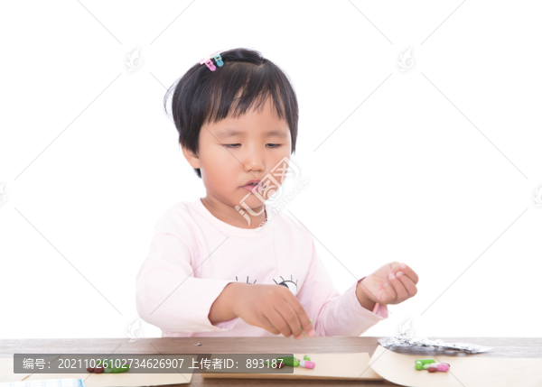 扮演醫(yī)生的小女孩在給患者配藥