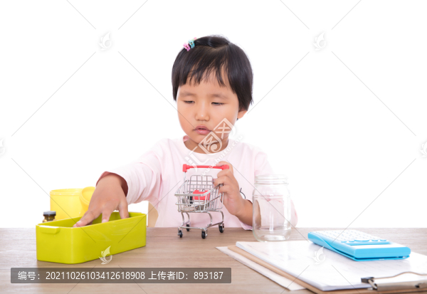 白背景前的中國(guó)孩子在玩耍