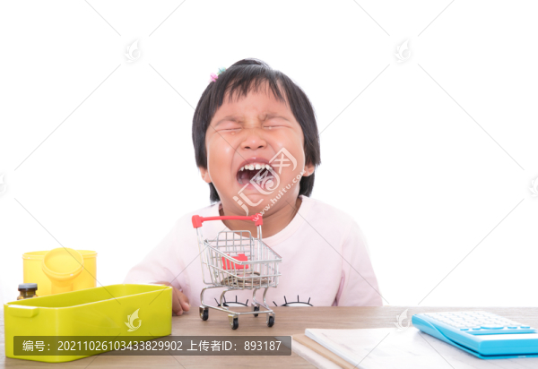 玩耍中的孩子心情不悅而大哭