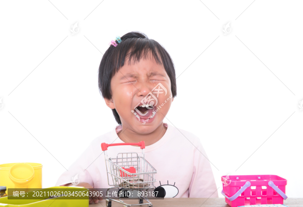 玩耍中的孩子心情不悅而大哭