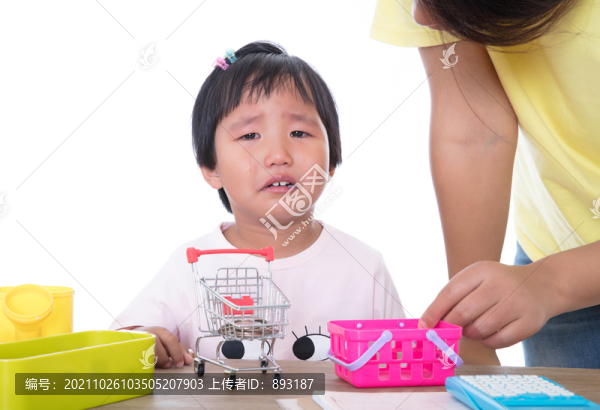 媽媽在安慰玩耍中哭泣的孩子