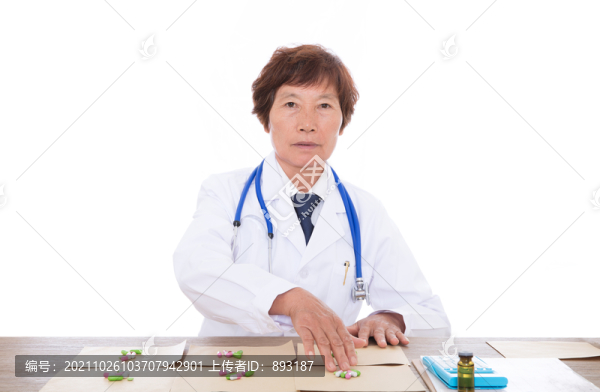 女性醫(yī)生在為患者配藥