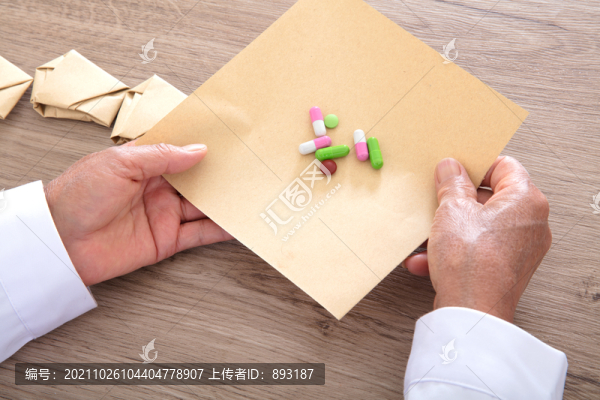 配藥醫(yī)師把患者的藥用小包包好