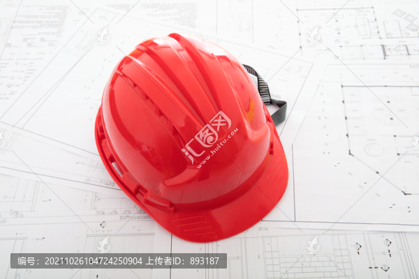 紅色安全帽放在施工圖紙上