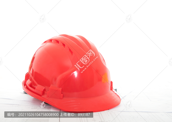 紅色安全帽放在施工圖紙上