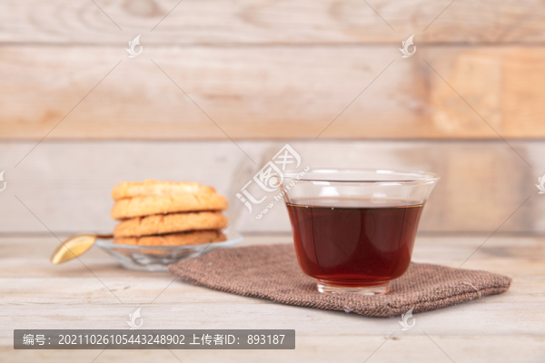 一碗熱紅茶和一盤茶點
