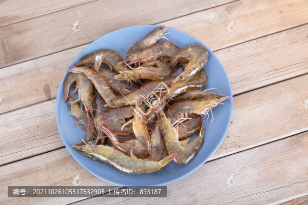 特寫拍攝盤子里處理好的淡水蝦