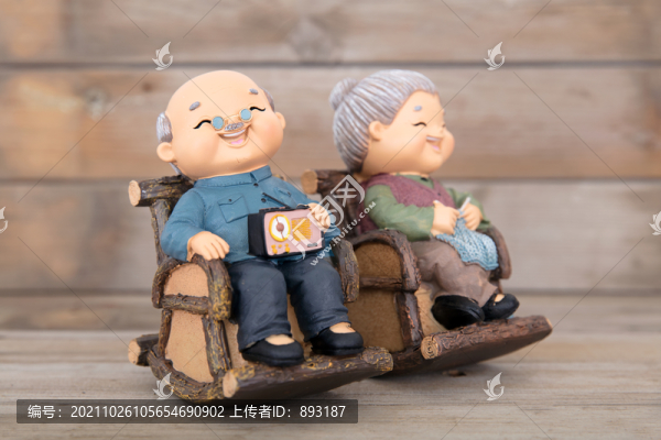 奶雕塑在木質(zhì)背景上