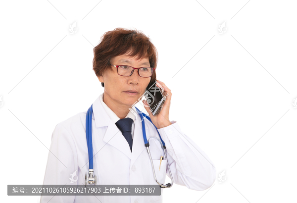 白背景前的女醫(yī)生在接打電話