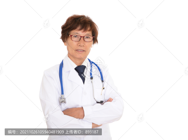 盤著手的女醫(yī)生在白背景前