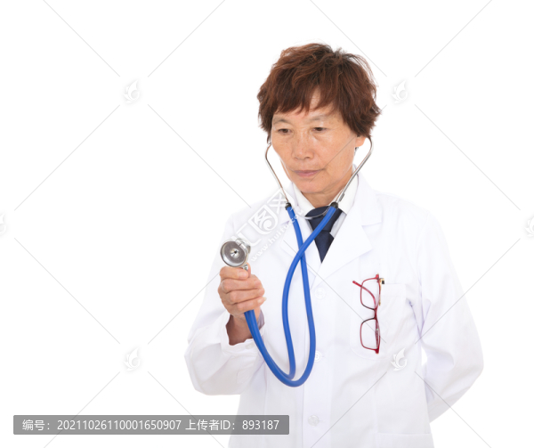 坐診的女醫(yī)生手拿聽診器診病