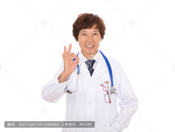 女大夫看著鏡頭做出OK的手勢