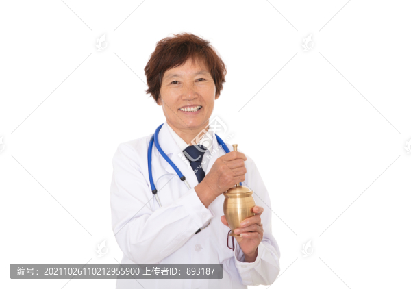 女醫(yī)生手拿藥臼微笑看著鏡頭