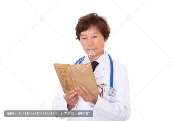 白大褂的醫(yī)生在看書學習
