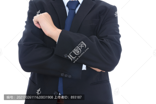 黑西裝的男性盤手站在畫面前