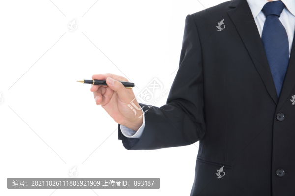 男性手里拿著簽字筆指向一方