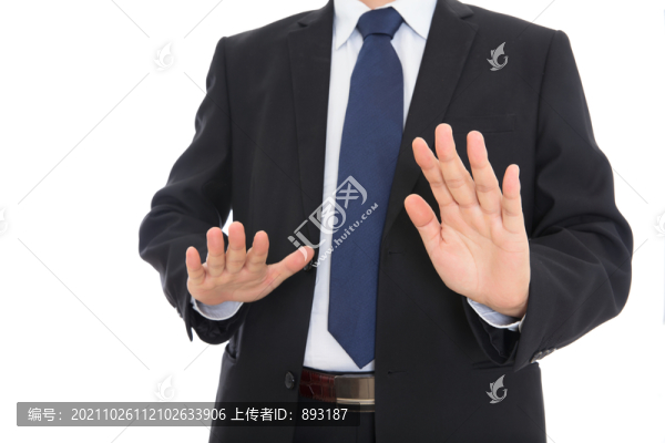 身著黑西裝的男士雙手拒絕