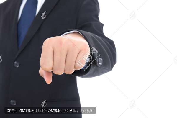 身穿西裝革履的男士握拳伸向前方