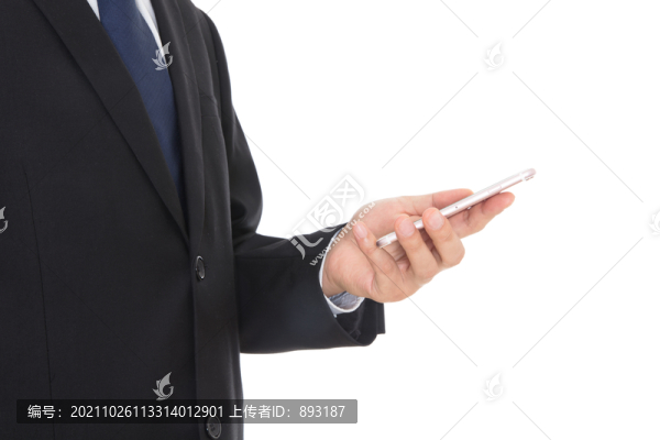 穿著西裝革履的男士手拿手機(jī)