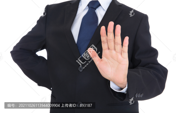 男士做出手語(yǔ)數(shù)字5的手勢(shì)
