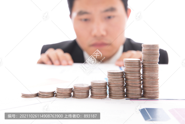 桌子上一排遞增的美元硬幣