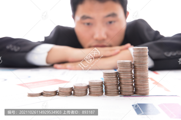 桌子上一排遞增的美元硬幣