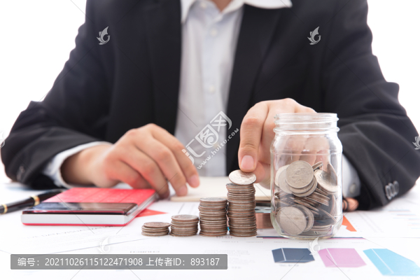 金融從業(yè)者碼放一排美元硬幣
