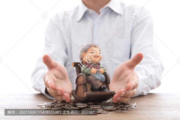 男士雙手呵護(hù)著一個(gè)老奶奶模型