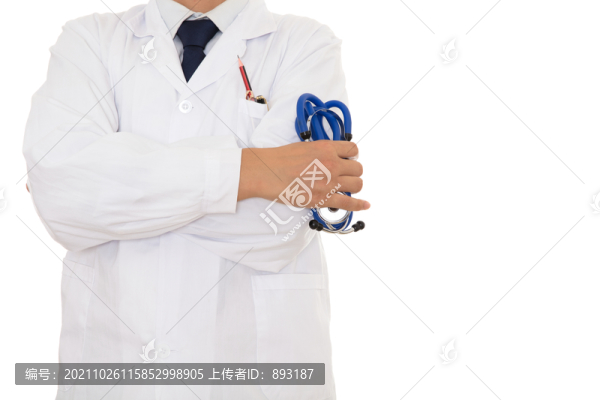 醫(yī)生拿著聽診器站在白背景前
