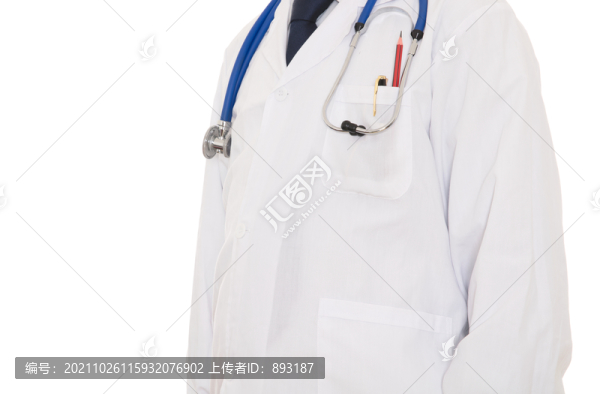 穿著白大褂的醫(yī)生站在白背景前