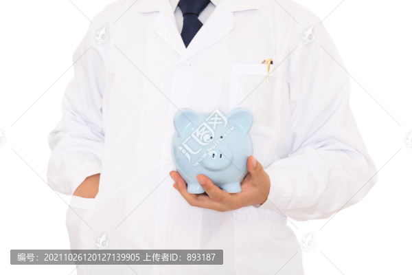 穿著白大褂的醫(yī)生手拿小豬存錢罐