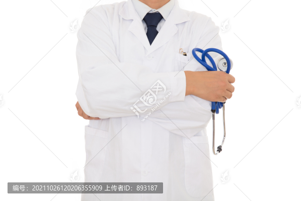 醫(yī)生手拿聽診器站在白背景前