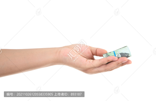 一只手拿著韓元鈔票做給予的動作