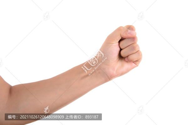 握緊的拳頭出擊在白背景前