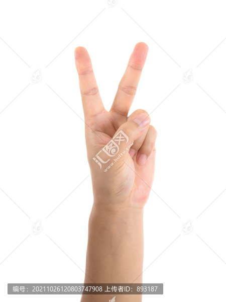 白背景前一只手做出勝利的手勢