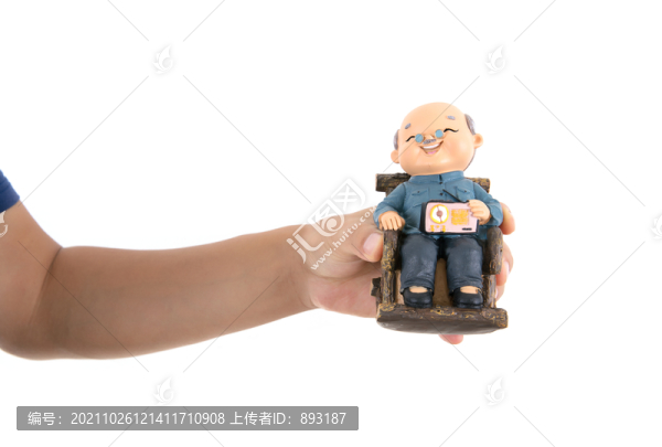 一只手拿著一個老頭子模型