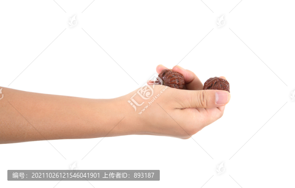 一只手里拿著文玩核桃在展示
