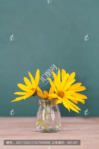 黑板前的桌子上一簇黃色的野花