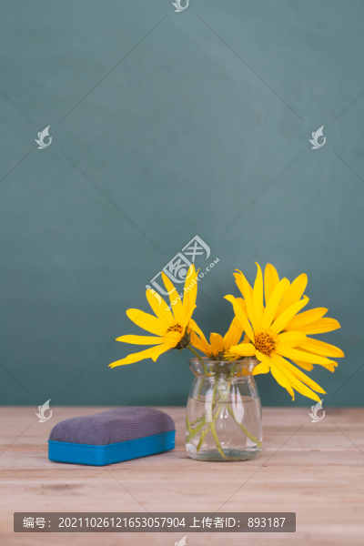 黃色的小花和一個黑板擦